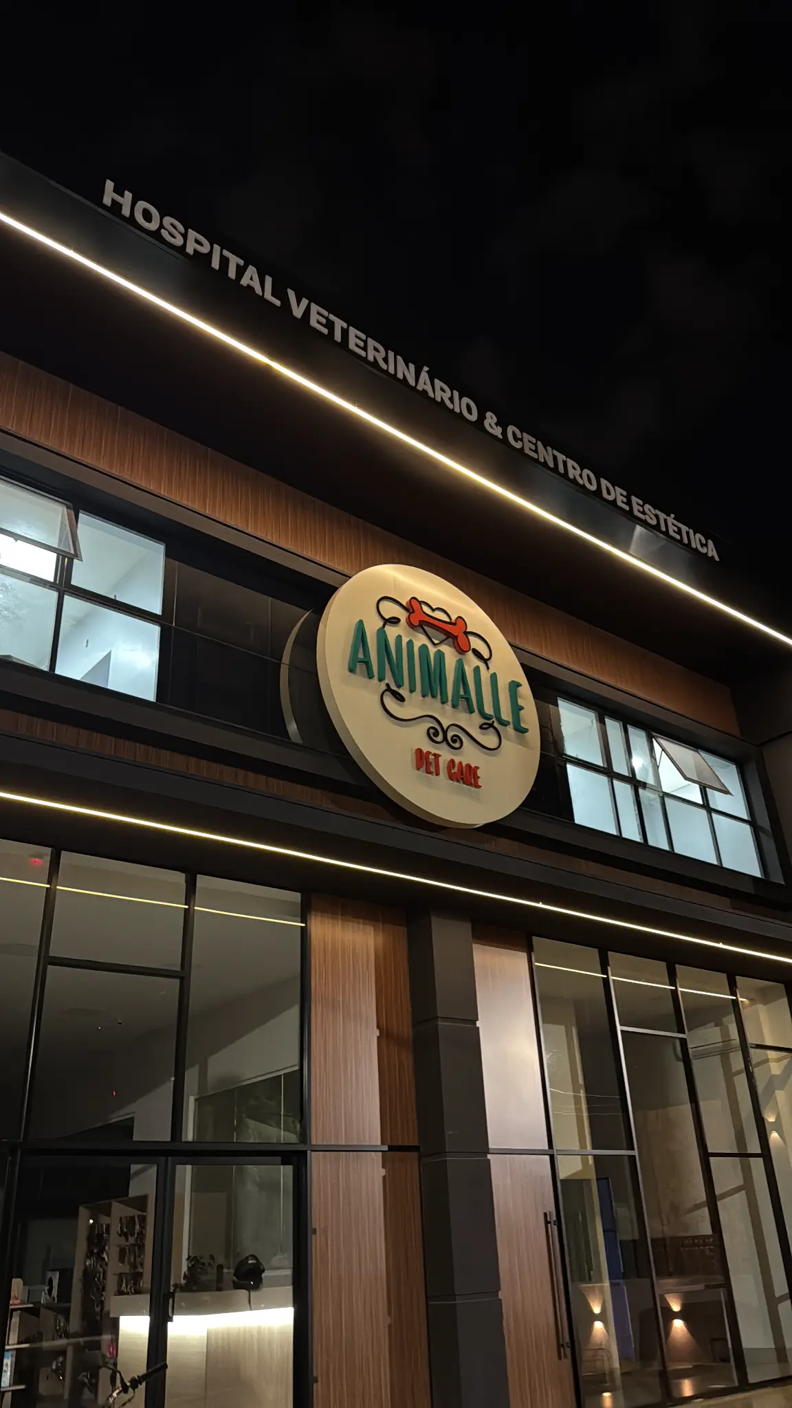 Detalhe da fachada iluminada do Animalle PetShop