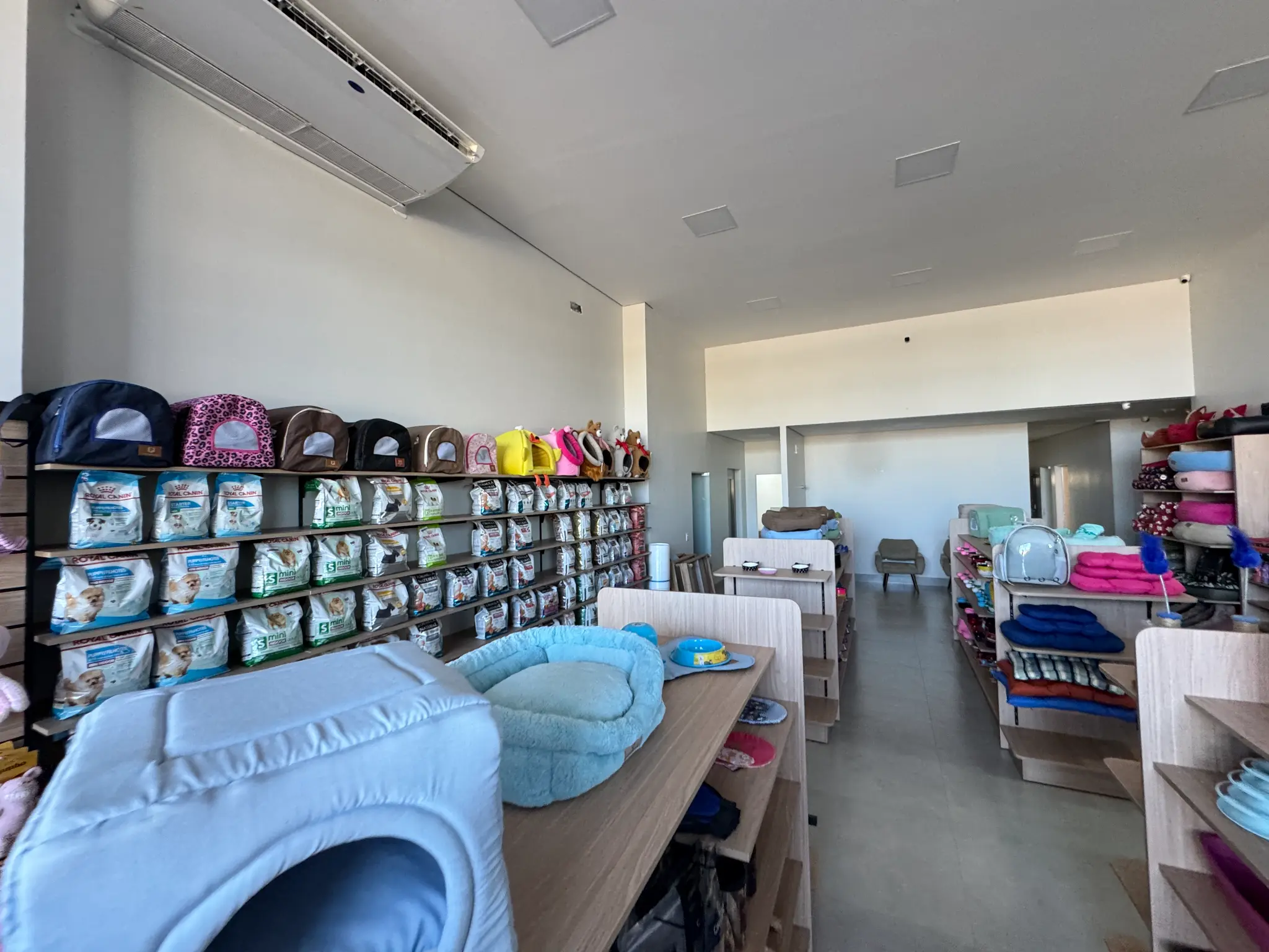Interior do Animalle PetShop finalizado e abastecido