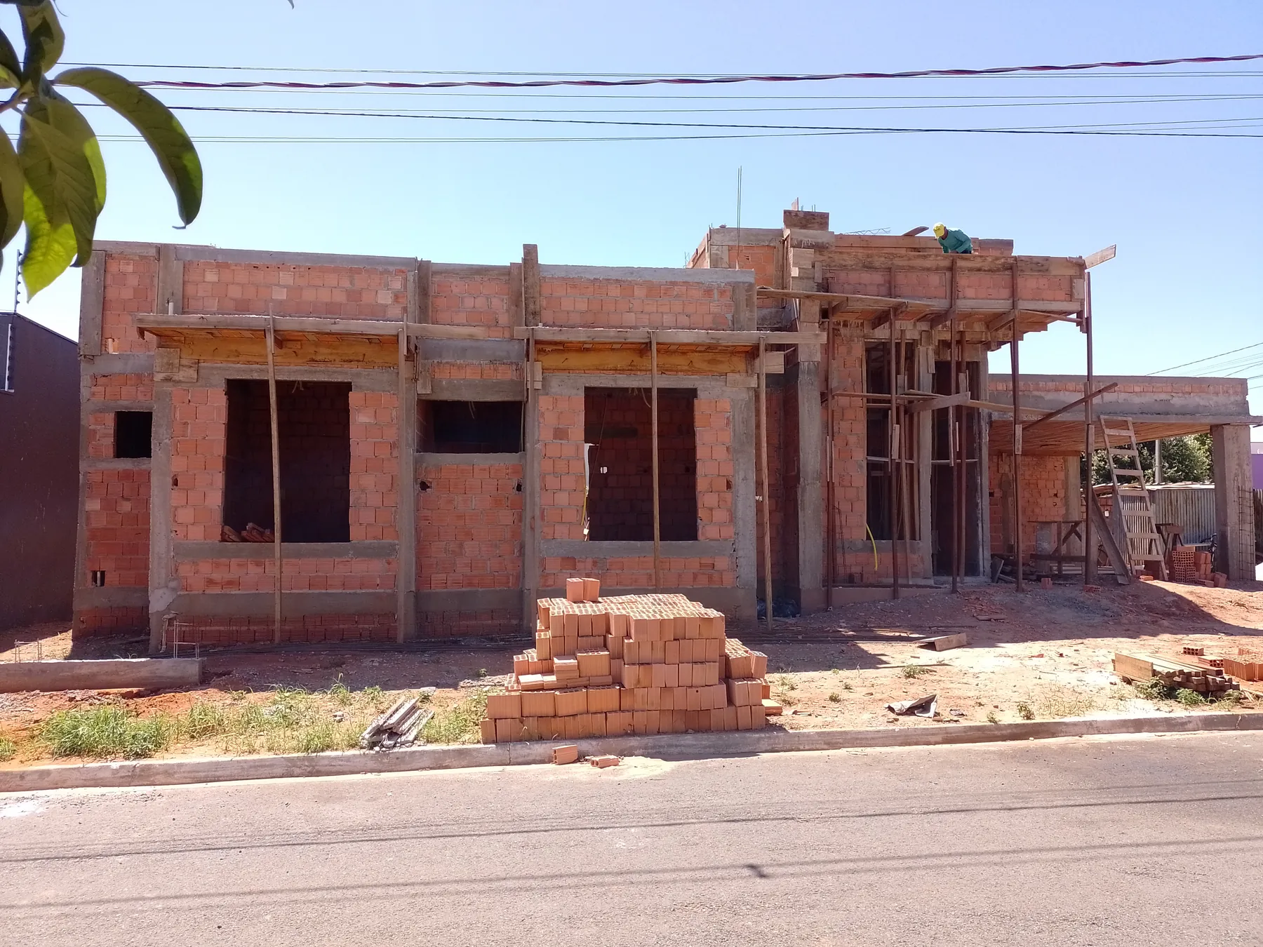 Casa em construção no Flor Cerrado, parte da trajetória VLA